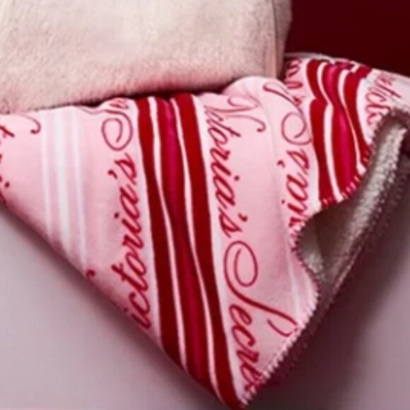 NWT Victoria's Secret Fleece Blanket & Faux Fur Tote Duo - Picture 5 of 9